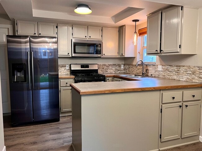 Foto del edificio - Water/Sewer/Garbage and landscaping included! A/C too!