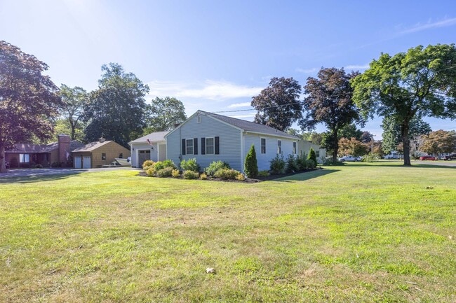 Building Photo - Charming 3-Bedroom Home in a Peaceful Neig...