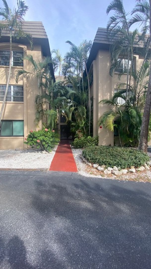 Building Photo - Beautiful Condo Fully Remodeled!! Close to Beaches! West of the Trail!!