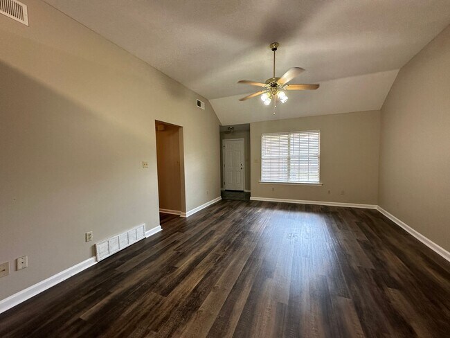 Foto del edificio - Olive Branch/ Center Hill Area- 3BR/ 2BA AVAILABLE NOW! New Flooring and Freshly Painted!