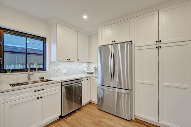 Building Photo - 807 SW 18th St