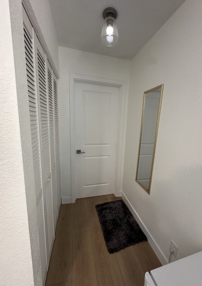Room - 4101 4th Ave