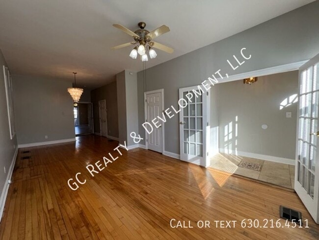 Building Photo - 2840 N Maplewood Ave