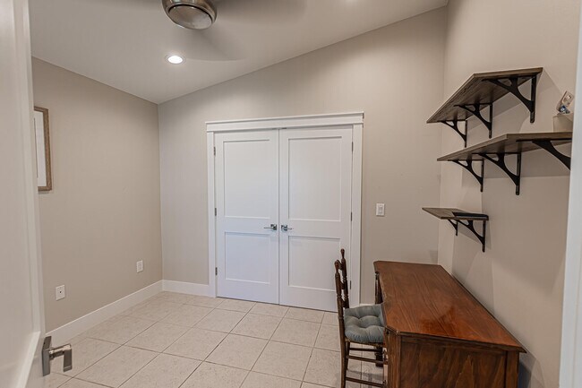 Building Photo - 410 SW Talquin Ln