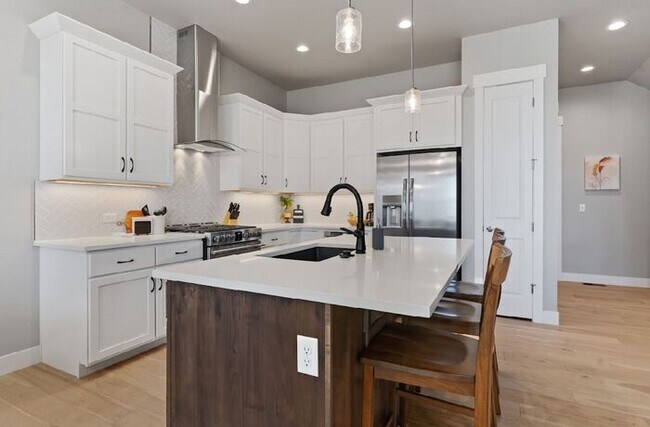 Building Photo - Gorgeous 3 bed/ 3.5 bath Condo At Heron La...