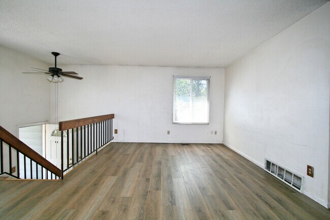 Foto del edificio - Charming Bi-level Home Available in Colora...