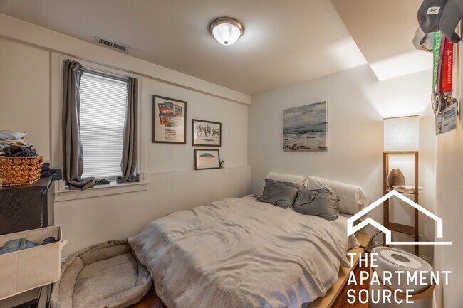 Foto del edificio - 3023 N Oakley Ave