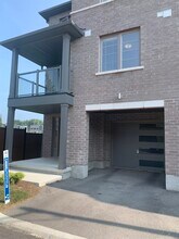 Building Photo - 205 W Oak Trl