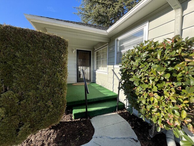 Foto del edificio - Charming Single-Level Corner-Lot Home with Bright Interiors, Open Kitchen & Room to Relax