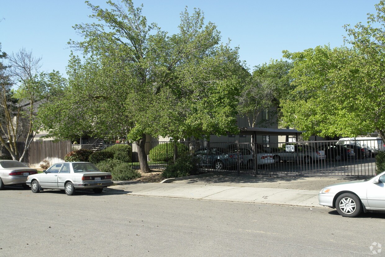 Building Photo - Lakes Apartments