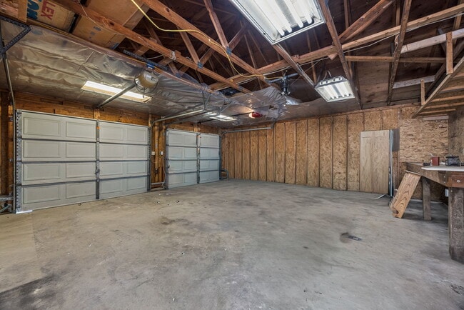 Building Photo - 115 E Sycamore Rd