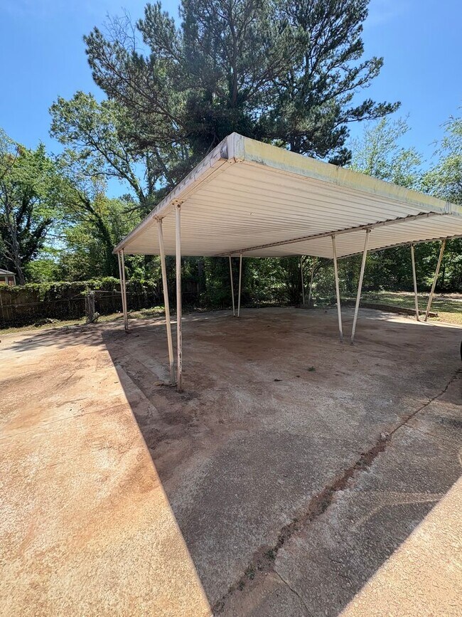 Building Photo - Remodeled 3 Bed, 2 Bath Home Near Augusta Road