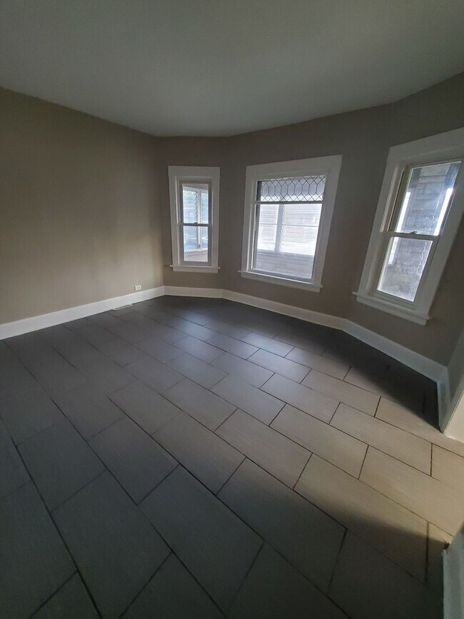 Building Photo - 3 Bedroom Single Family