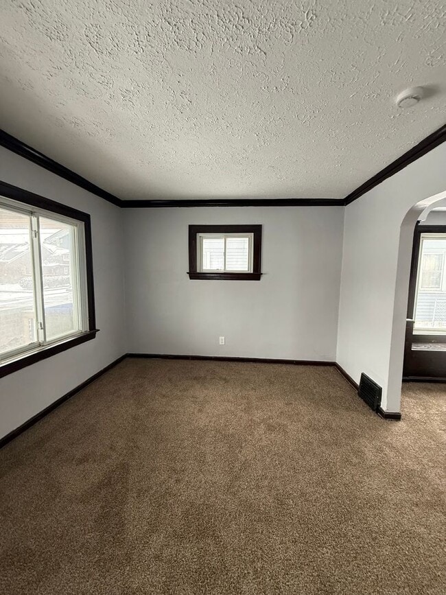 Building Photo - Lee/Harvard 4 bedroom Single