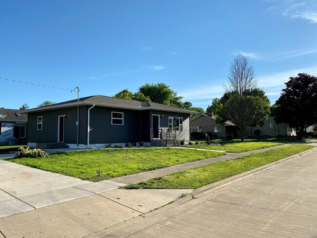 Building Photo - 448 N School Ave