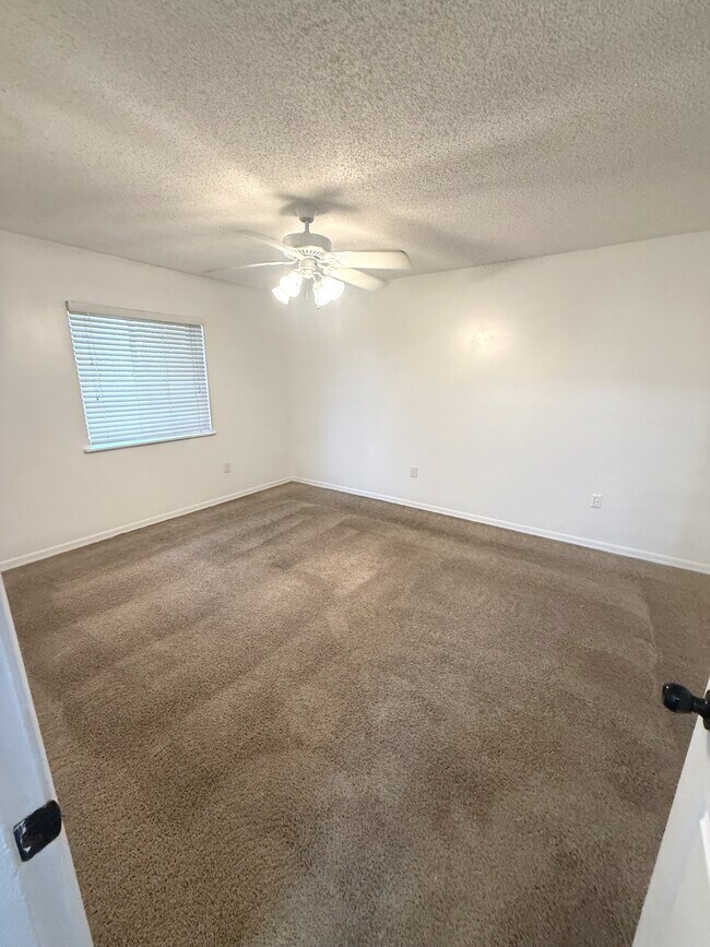 Building Photo - 232 Riverbend Dr