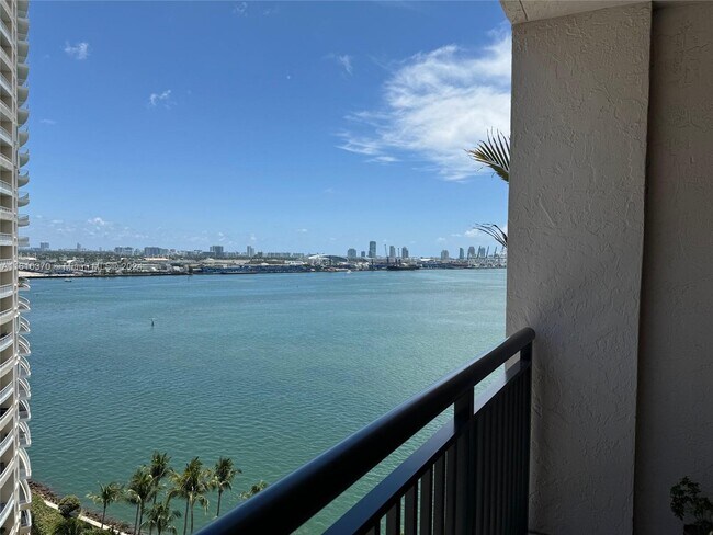 Building Photo - 540 Brickell Key Dr