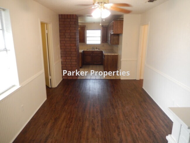 Building Photo - 913 Lancaster Park Dr
