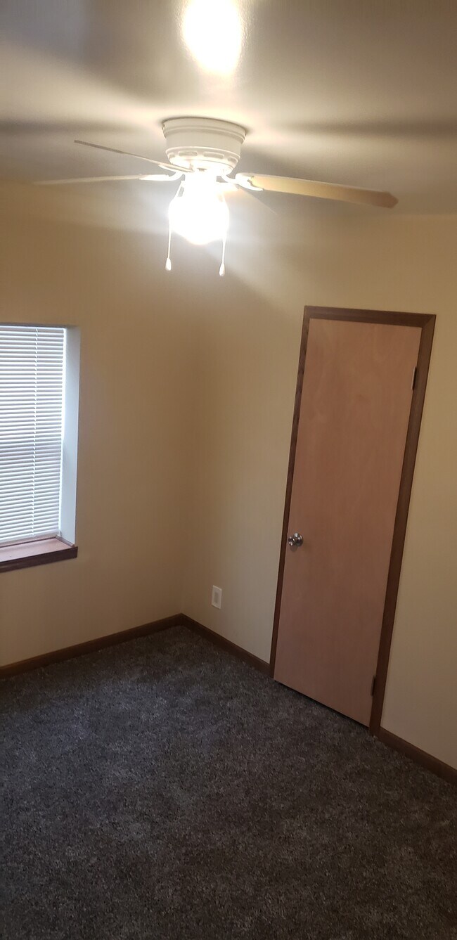 Dormitorio - 449 S Leonine Rd