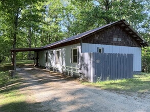 Building Photo - 255 Robin Ln