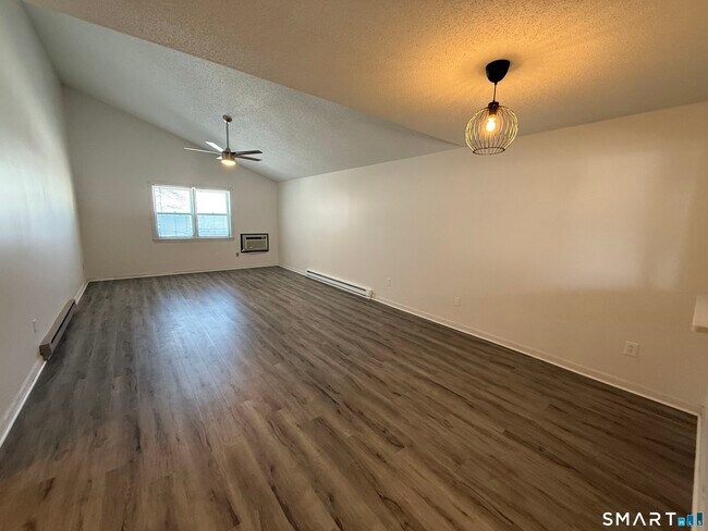 Foto del edificio - 699 S Main St