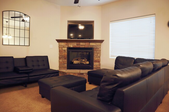 Foto del edificio - 1288 N Cedar Blvd