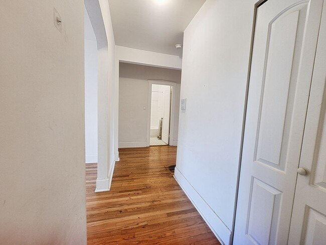 Foto del edificio - Spacious Renovated Top Floor 2bed/1bath In West Rogers Park