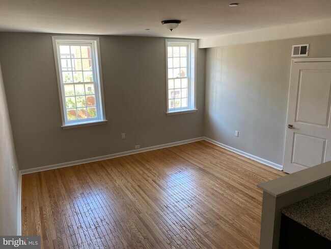 Building Photo - 128 Lombard St