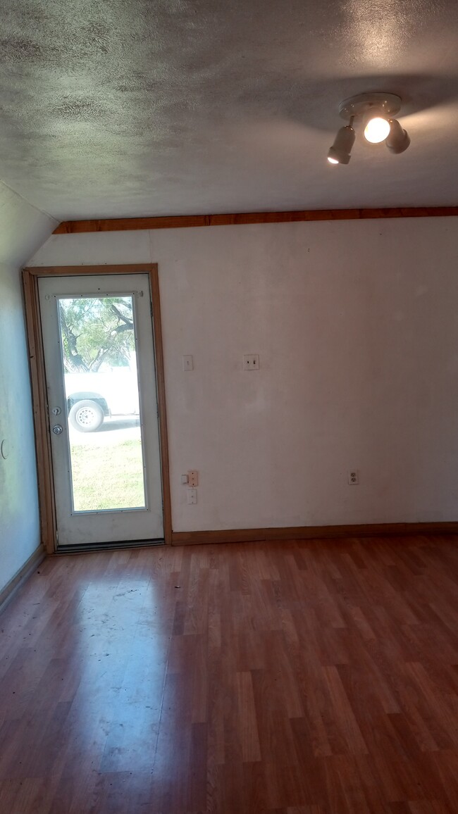 Sala de estar con puerta trasera - 15012 County Road 1876