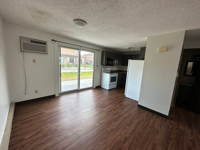 Building Photo - 2 Bedroom, 1.5 Bathroom Townhouse