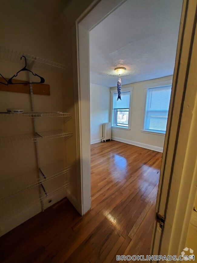 Building Photo - 352 Riverway