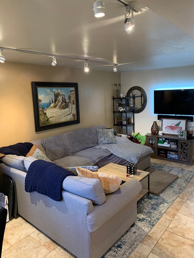 Livingroom - 1541 W Wellington Ave