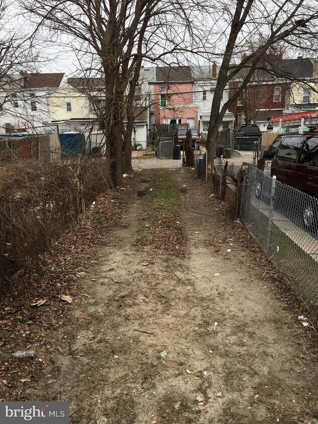 Primary Photo - 122 Genesee St