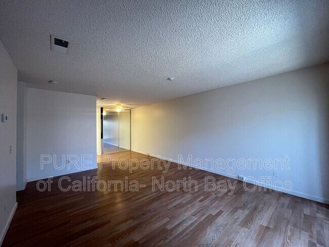 Foto del edificio - 6164 Country Club Dr