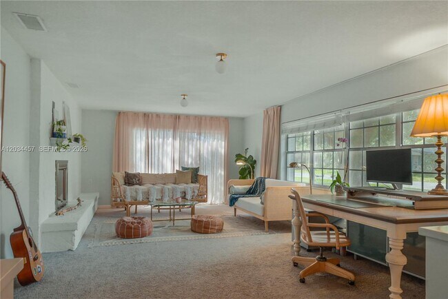 Building Photo - 4042 Greenwood Dr