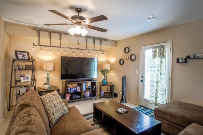 Building Photo - 2940 McClelland Blvd