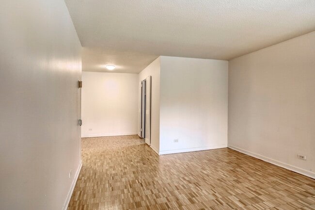 Building Photo - 1975 Maisonneuve Blvd W