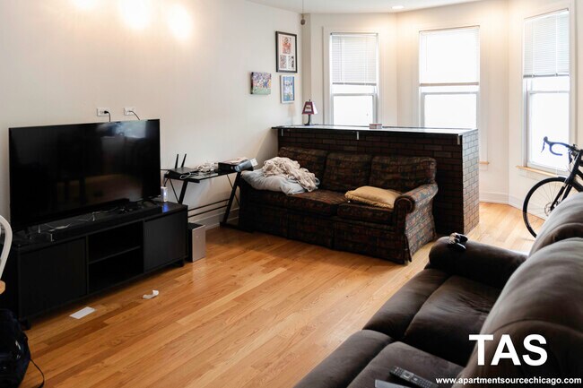 Foto del edificio - 3023 N Oakley Ave