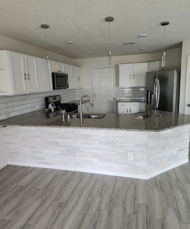 Building Photo - 16623 Live Oak Canyon Dr