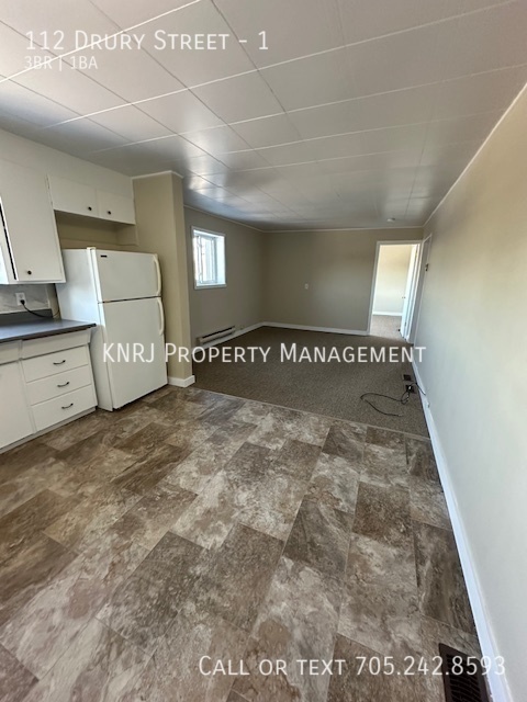 Building Photo - Spacious 3 Bedroom Apartment