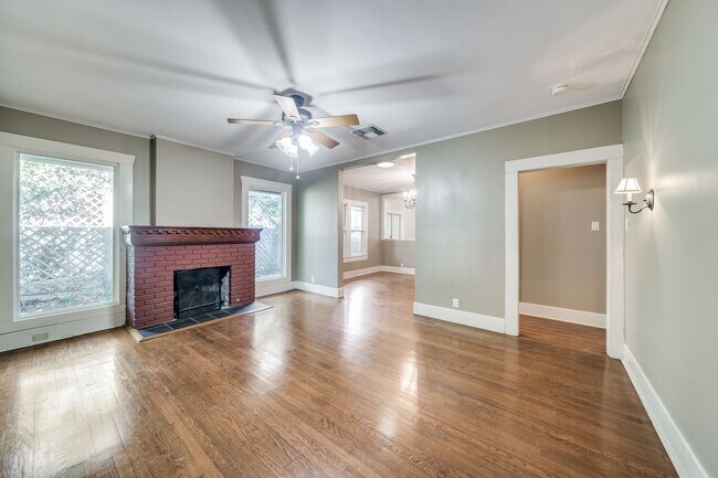 Building Photo - UPDATED 3-BEDROOM IN ALAMO HEIGHTS