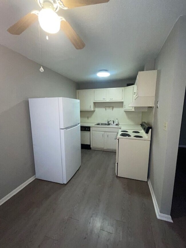 Building Photo - Convenience in Winston-Salem