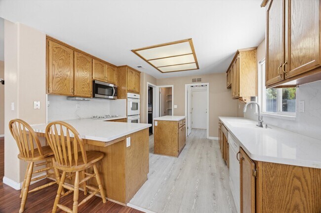Building Photo - 5809 Roscomare St