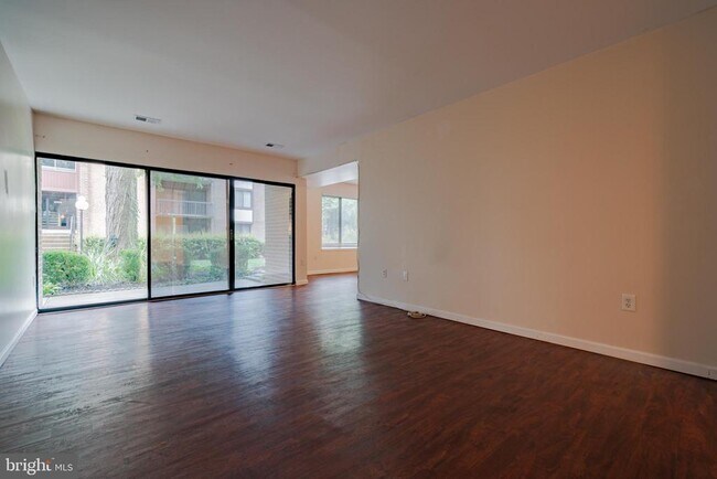 Building Photo - 9700 Kingsbridge Dr