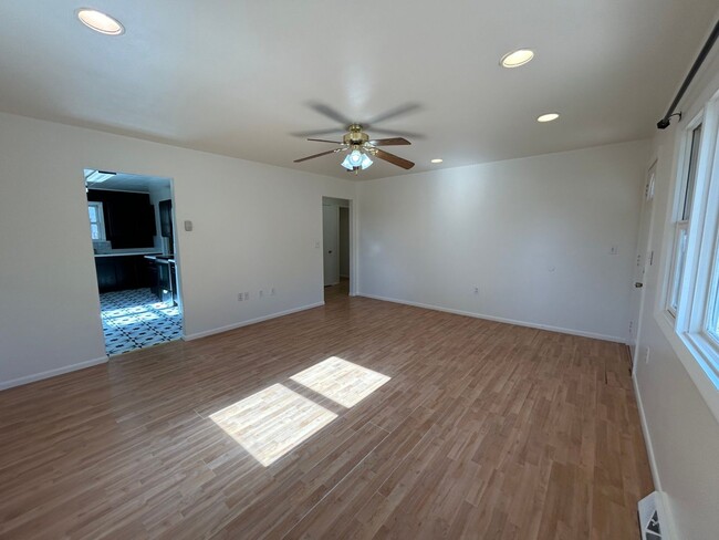 Building Photo - 4 Bedroom 1 Bath House with Detached Garag...