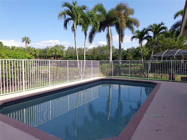Building Photo - 991 Crestview Cir