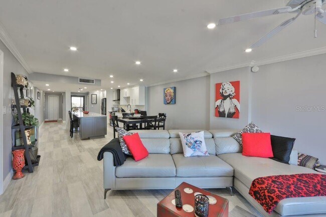 Building Photo - 7037 Sunset Dr S