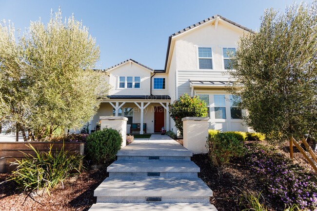 Building Photo - Stunning and spacious 5-bedroom, 4-bathroo...