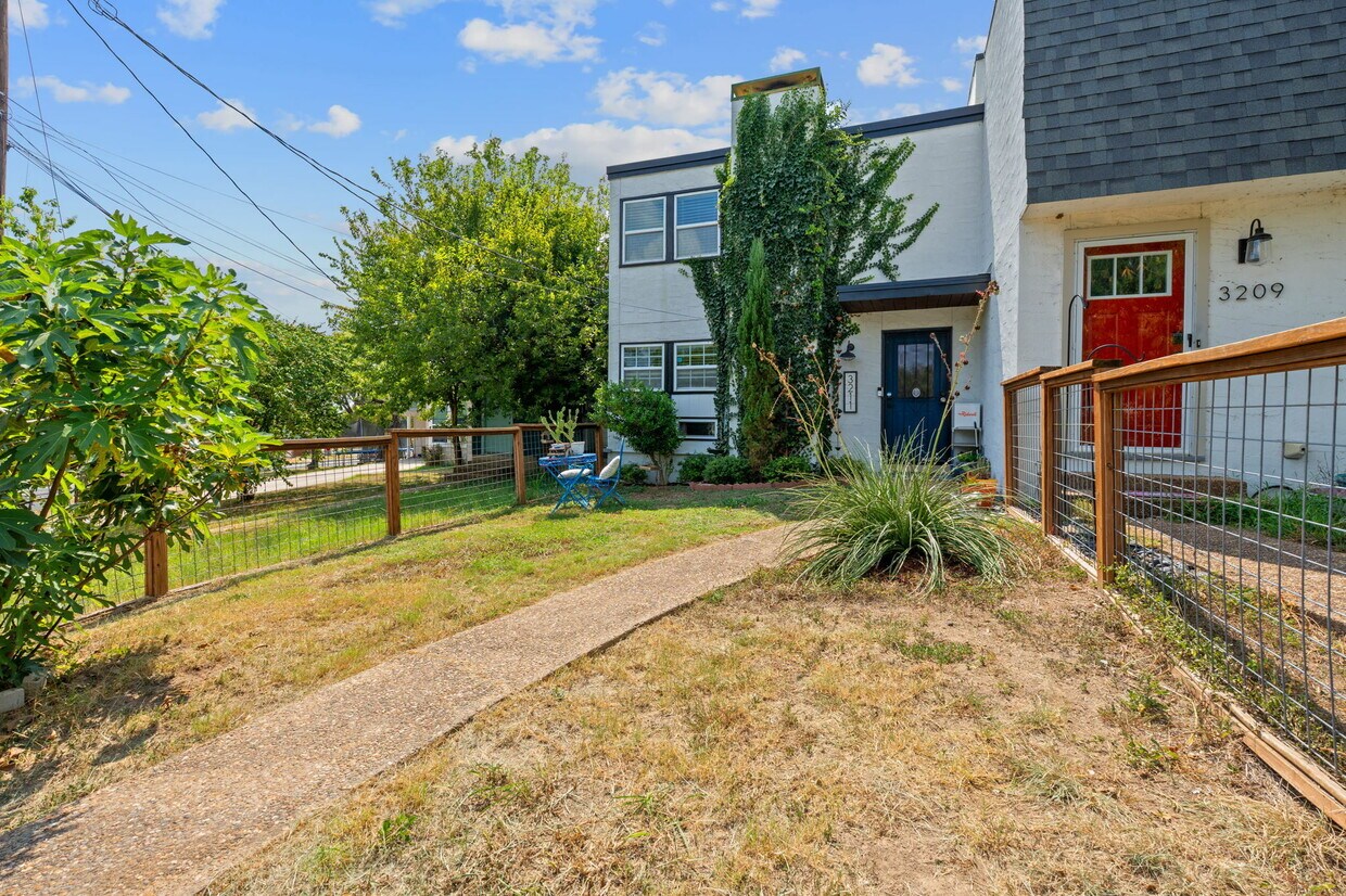 Foto principal - 3211 Northeast Dr