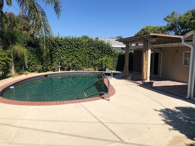 Pool - 633 N Priscilla Ln